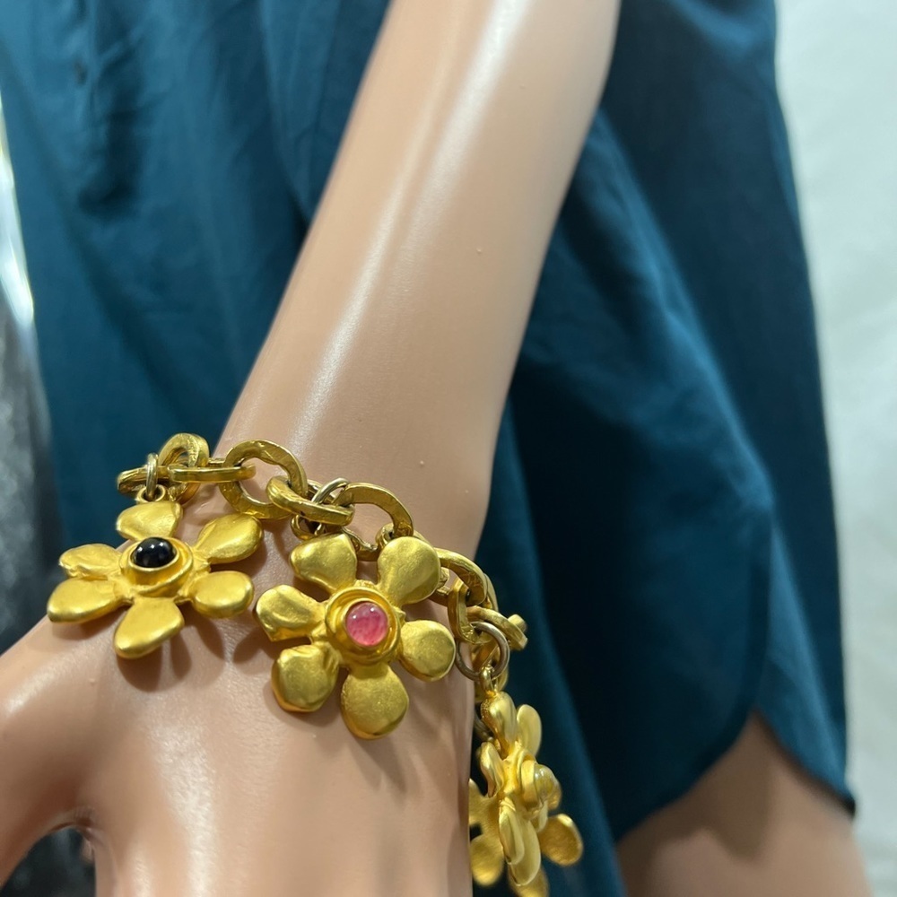 Vintage KARL LAGERFELD Gold Daisey Bracelet 6.25” - Picture 3 of 7